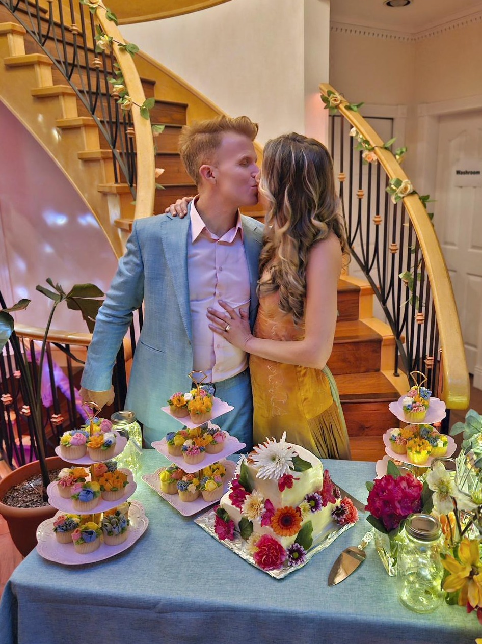 Kissing by the cake